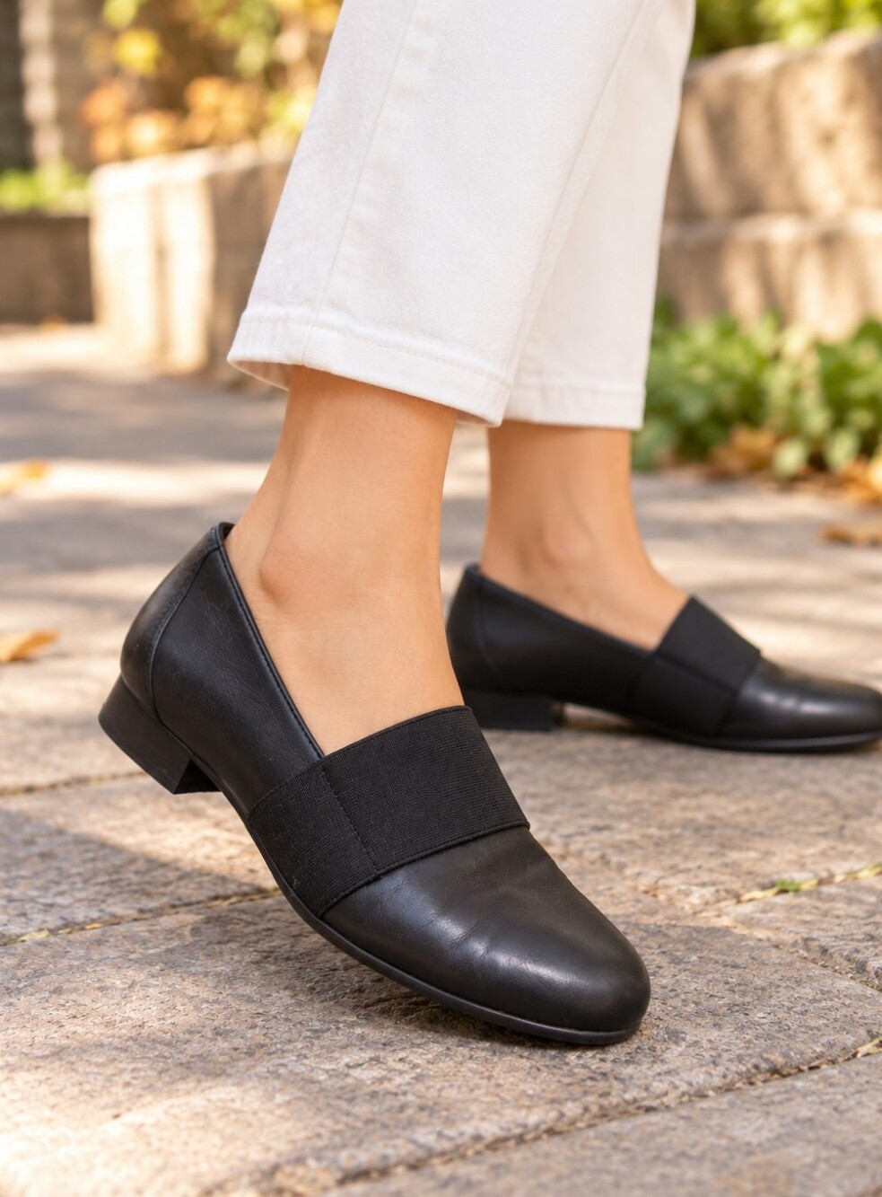 Clarks Women's Black Leather Elastic Band Slip-On Loafers Comfort Shoes Casual